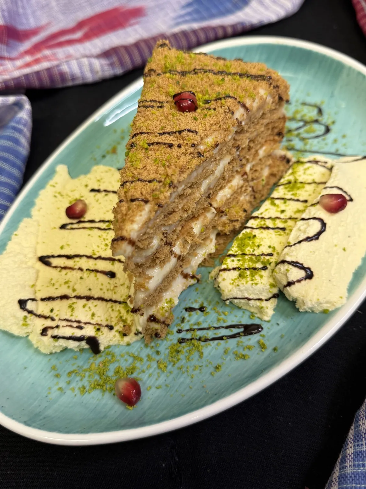 Hausgemachte usbekische Honigtorte Medovik mit Pistazien