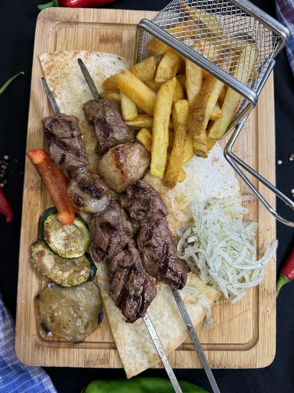 Traditioneller usbekischer Halal Shashlik-Spieß frisch vom Grill in München